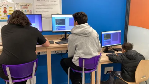 Ado codant en JavaScript sur un terminal, atelier Veakey Labs Academy