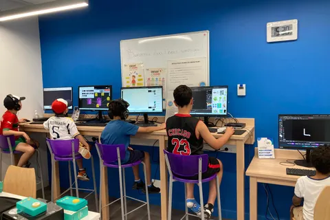 Groupe créant du pixel art en atelier