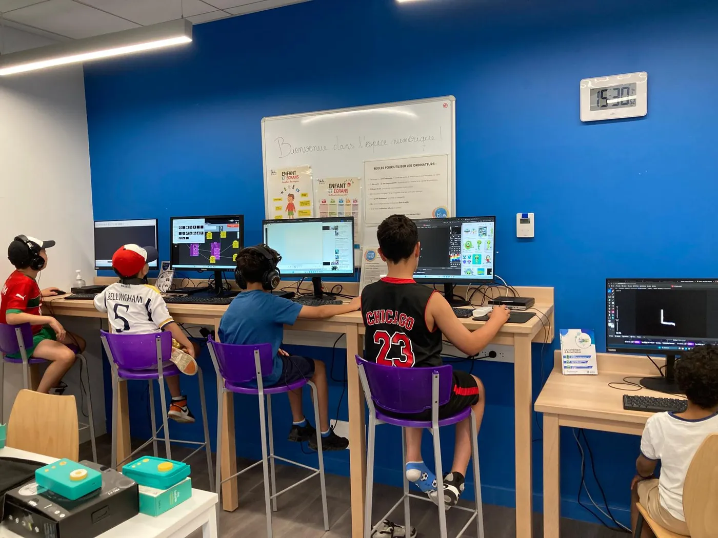 Groupe créant du pixel art en atelier