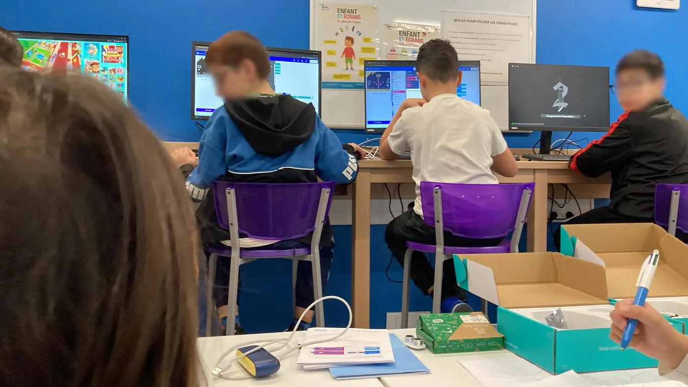 Déballage d'un kit robotique en atelier