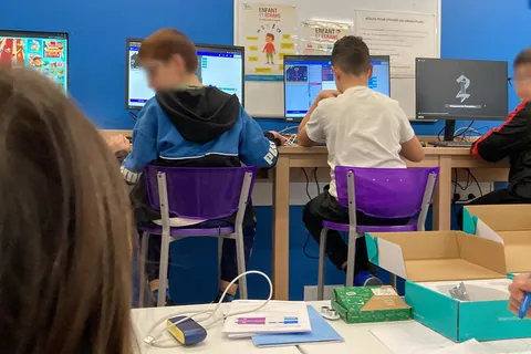 Déballage d'un kit robotique en atelier