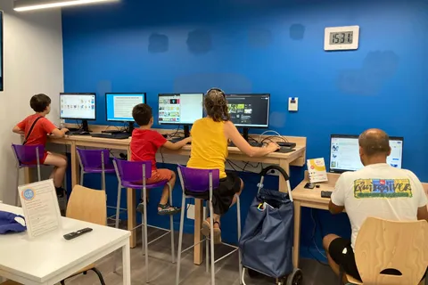 Adultes et enfants codant ensemble dans le même espace