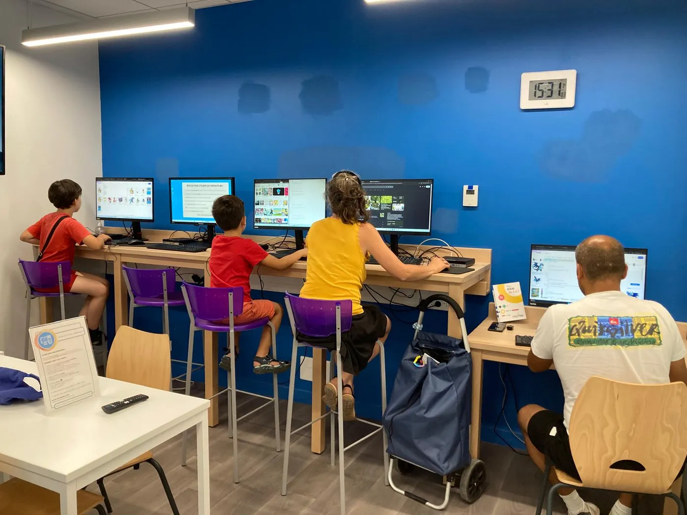 Adultes et enfants codant ensemble dans le même espace